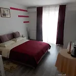 Hanifa * Ρόβινι